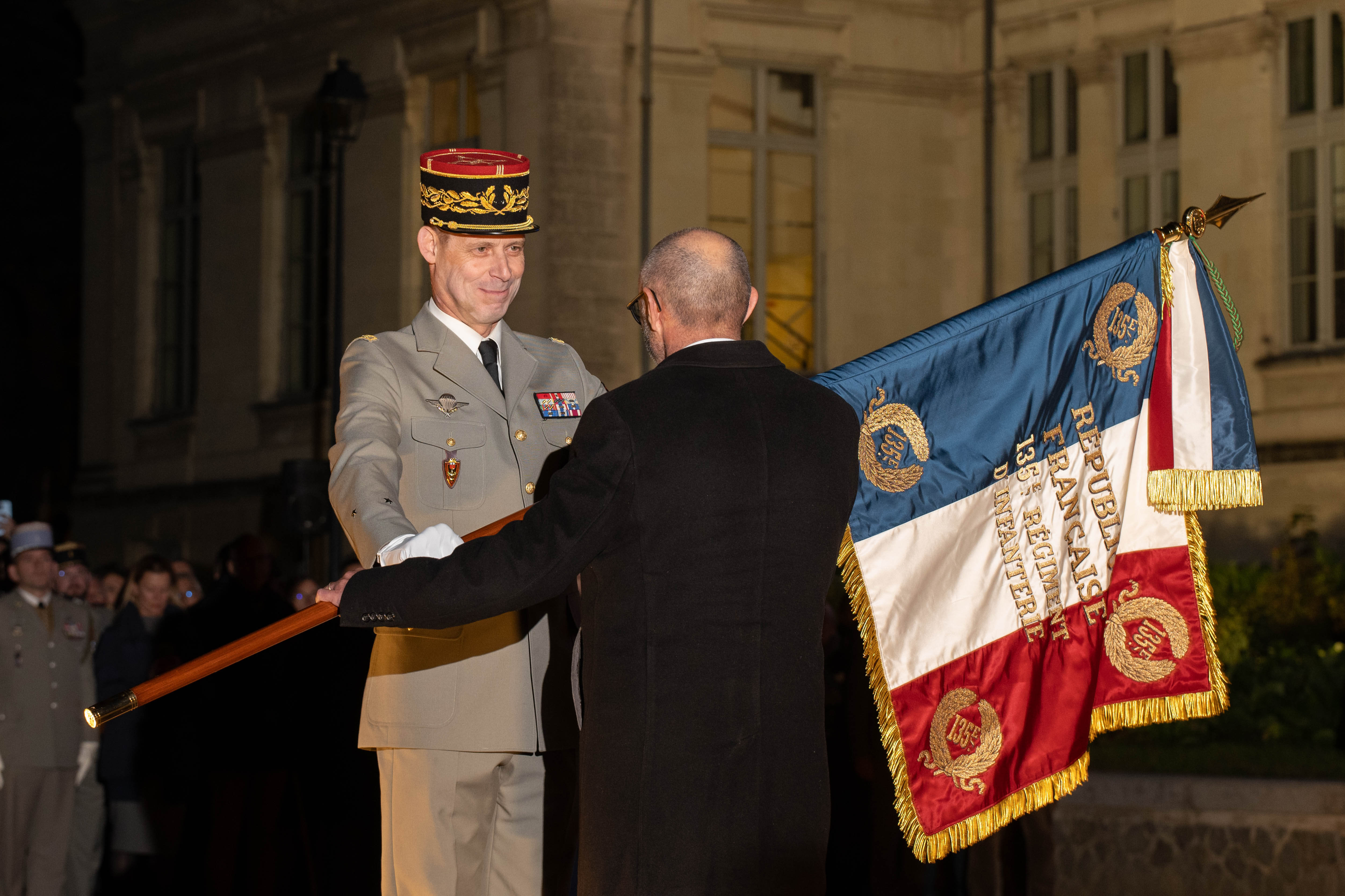 remise du drapeau du 135e RI à l'UCO