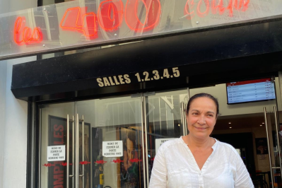 Fabienne Godet devant le cinéma angevin les 400 coups